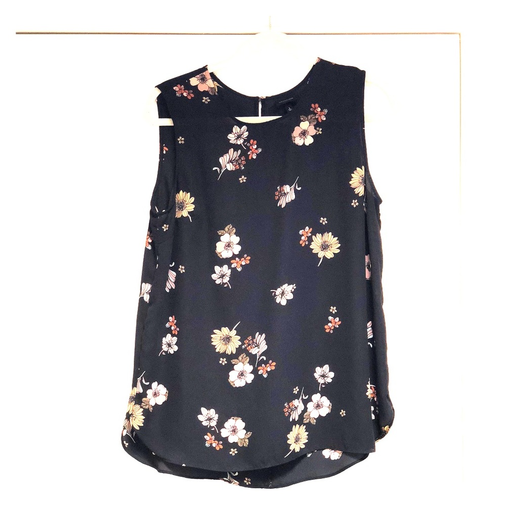 WhoWhatWear sleeveless black floral blouse